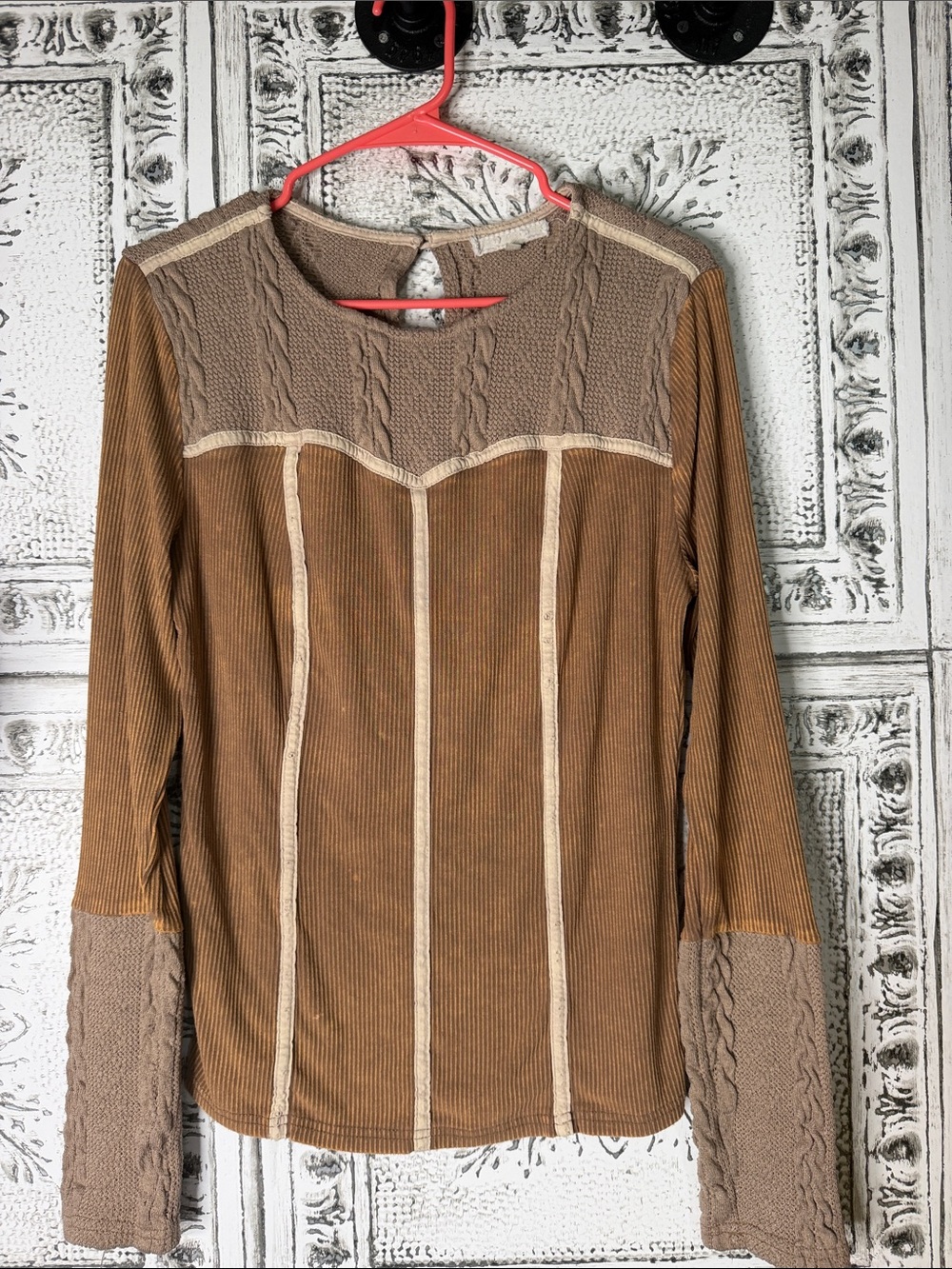 Gimmicks Womans Top Taupe cable Knit